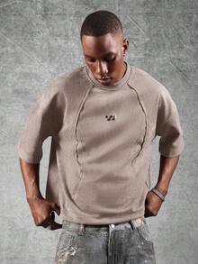 SUMWON Camiseta corta de ante con líneas de costura únicas, ajuste cuadrado, manga corta, moda casual callejera, estilo urbano distintivo con detalles de logotipo