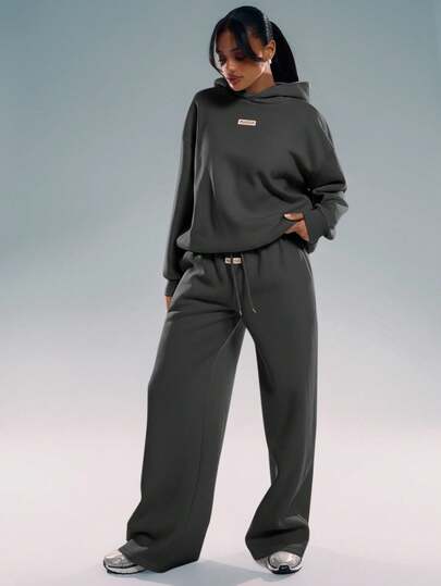 MUSERA 超大Logo连帽卫衣。适合机场休闲、毕业典礼、教师节、返校季等场合，秋冬春季皆宜。