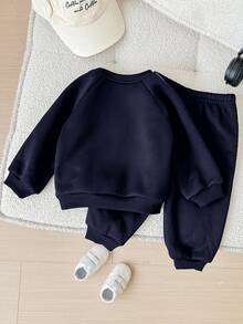SHEIN 2 件套幼儿/婴儿男孩/女孩秋冬装，圆领插肩袖运动衫上衣和慢跑裤运动服，舒适休闲日常基本款运动街头服饰，适合室内、户外、日常穿着、运动、玩耍、派对、拍照、度假、返校 - 藏蓝色 - 查看 2