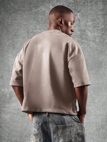 SUMWON Camiseta corta de ante con líneas de costura únicas, ajuste cuadrado, manga corta, moda casual callejera, estilo urbano distintivo con detalles de logotipo