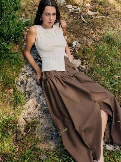  Nöista A Brown Button-Front Maxi Skirt With A Tiered Design And High Waist, Perfect For Fall Women Clothes, Casual, Boho, Back To School, Western And Cute Autumn Outfits.
