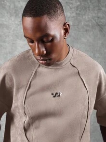 SUMWON Camiseta corta de ante con líneas de costura únicas, ajuste cuadrado, manga corta, moda casual callejera, estilo urbano distintivo con detalles de logotipo