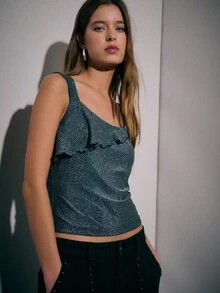 Nöista Top ajusté métallique noir avec un col asymétrique et un détail de volant subtil, une pièce frappante pour sortir qui apporte de l'éclat et un style élégant ; idéal à associer avec un jean brillant ou une jupe à paillettes pour des looks de fête glamour, et un élément essentiel remarquable pour les tenues festives d'hiver, les célébrations de Noël et les événements du Nouvel An. - Gris - Voir 4