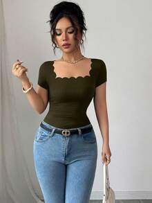 Selianne Nueva camiseta de mujer de manga corta con cuello cuadrado, dobladillo ondulado negro y drapeado lateral, versátil para el verano - Verde militar - Ver 6