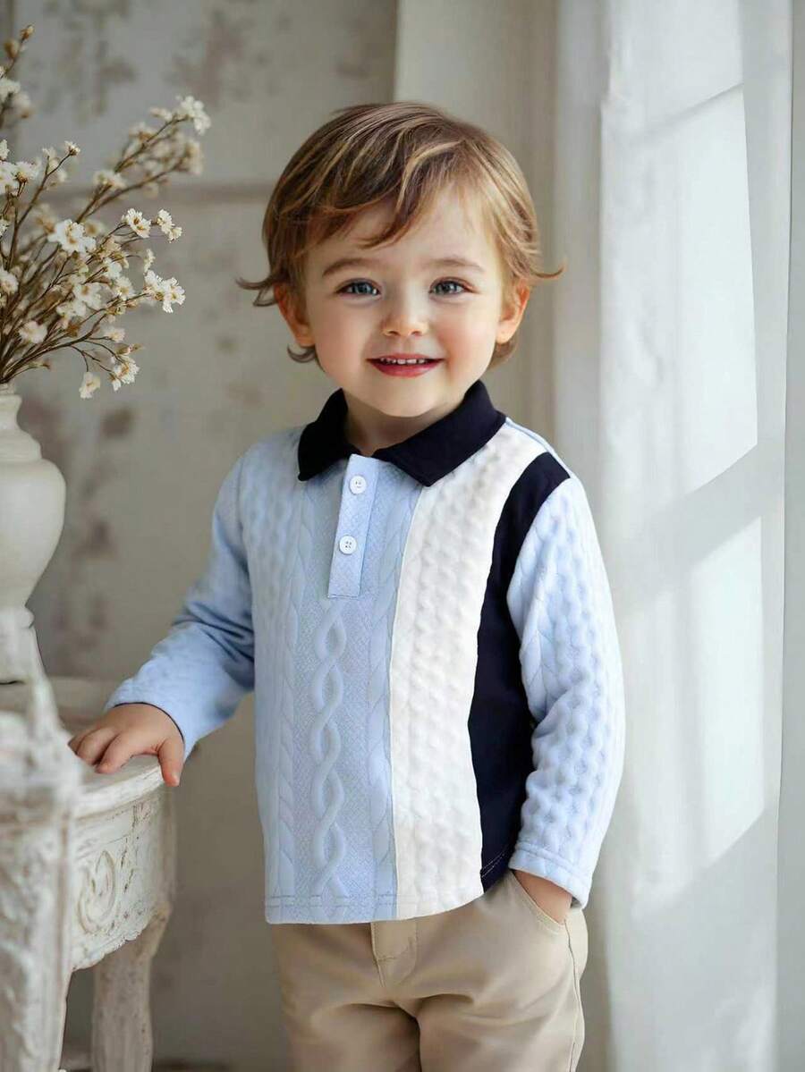 SHEIN Camisa polo de manga larga con jacquard de bloques de color para niños pequeños de otoño/invierno, parte superior de estilo deportivo casual y universitario para niños. Esta camisa polo de punto jacquard para niños pequeños presenta un diseño de textura única y una combinación de colores suaves, lo que la hace perfecta para el uso casual diario. Ya sea paseando por el parque, en reuniones familiares o en salidas de fin de semana, puede mostrar la adorabilidad y el estilo del bebé. - Multicolor - Ver 1