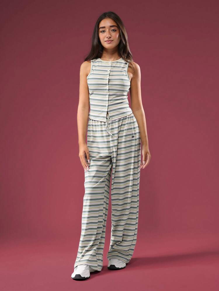 Gestreiftes Tanktop mit Knopfleiste vorne und Palazzohose mit weitem Bein
