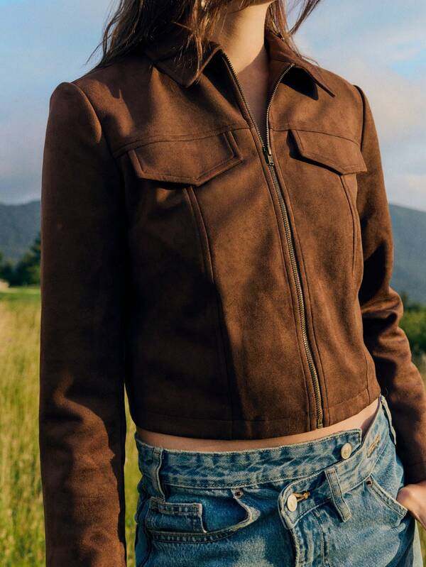 Nöista ¡Actualiza tu ropa exterior con esta chaqueta con cremallera marrón chocolate! Diseñada con un estilo de cuello clásico y bolsillos con solapa frontal, esta chaqueta corta aporta un toque de estilo retro a tu ropa de mujer para otoño e invierno. Perfecta para usar en capas sobre camisetas, jerseys de cuello alto o vestidos, es una pieza versátil para llevar del trabajo al fin de semana. ¡Mantente con estilo y abrigado todo el temporada!