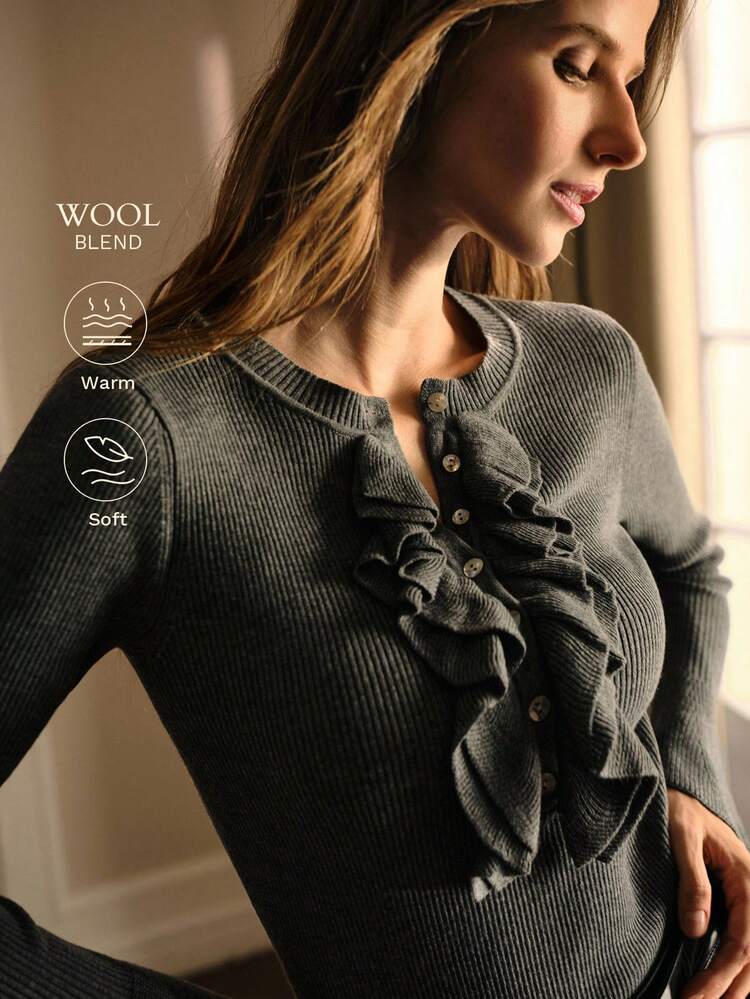 Maglione aderente con colletto jabot, mezza chiusura a bottoni e vestibilità slim