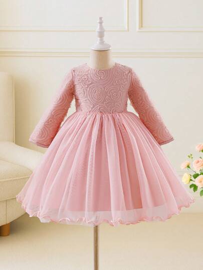Glamorique Kids 1 件女童甜美网眼连衣裙，上半部分采用 3D 粉红玫瑰花卉面料，长袖设计；下半部分采用浅粉色网眼，整体甜美优雅风格，适合秋冬户外休闲装