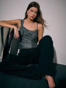 Nöista Top ajusté métallique noir avec un col asymétrique et un détail de volant subtil, une pièce frappante pour sortir qui apporte de l'éclat et un style élégant ; idéal à associer avec un jean brillant ou une jupe à paillettes pour des looks de fête glamour, et un élément essentiel remarquable pour les tenues festives d'hiver, les célébrations de Noël et les événements du Nouvel An. - Gris - Voir 5