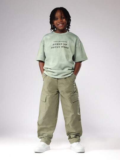 SUMWON 开拓性标语印花超大T恤和工装裤套装，带有“加油”信息，适合青少年男孩休闲街头服饰秋冬