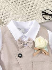 SHEIN Set 3 piese ținută pentru bebeluși și băieți, salopă albă cu mânecă lungă, vestă și pantaloni gri-bej, stil britanic confortabil, clasic, retro, elegant, drăguț și chic, potrivit pentru interior, exterior, zi de zi, sport, joacă, petrecere, ședință foto, sărbători, festivaluri, nunți, petrecere pentru copii, Crăciun - Multicolor - Vizualizare 9