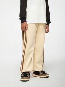 SHEIN 1 Stück lässige, gerade geschnittene Khaki Skateboard Hose für Jungen im Teenager-Alter mit braunen gewebten Streifen an der Seite, hochgeschnittenes gerades Beindesign schmeichelt der Figur und verlängert die Beine. Elastischer Bund für einfaches An- und Ausziehen, geeignet für verschiedene Anlässe wie tägliche Ausflüge, Freizeitsport oder Treffen, kann mit verschiedenen Oberteilen kombiniert werden, um deinen vielseitigen Stil und einzigartigen Charme zu zeigen.