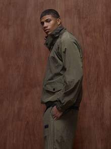 Musero 漏斗领纽扣细节长袖优质尼龙夹克（仅限夹克）/冬季 - 軍綠色 - 查看 4