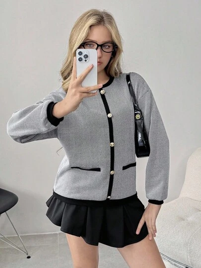 少女圆领保暖宽松T恤，针织提花面料，缎带装饰假门襟，简约通勤风，时尚休闲，适合秋冬季日常穿着、度假、返校季等场合。