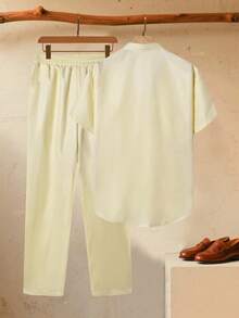 Manfinity Homme 男士休闲撞色印花短袖衬衫和裤子套装，夏季 - 杏色 - 查看 2