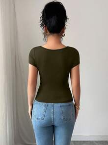 Selianne Nueva camiseta de mujer de manga corta con cuello cuadrado, dobladillo ondulado negro y drapeado lateral, versátil para el verano - Verde militar - Ver 2