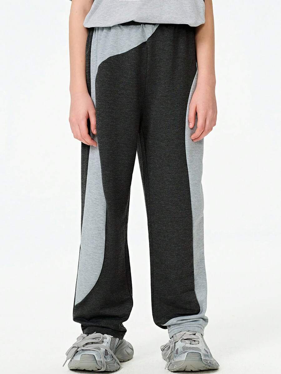 SHEIN Explorewe 1 件男童休闲宽松拼布运动裤，深灰色调展现低调奢华，弧形裤腿设计，双色拼布增添独特性，舒适面料，适合日常穿着、户外、休闲、运动、散步 - 灰色 - 查看 1