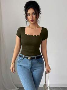 Selianne Nueva camiseta de mujer de manga corta con cuello cuadrado, dobladillo ondulado negro y drapeado lateral, versátil para el verano - Verde militar - Ver 3