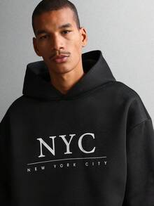 SUMWON 常规款 NYC 纽约市印花优质图案连帽衫经典都市街头风套头衫休闲日常柔软面料秋冬必备 - 黑色 - 查看 3