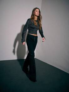 Nöista 高腰喇叭裤，前片和侧缝处饰有金属铆钉。采用简洁的腰带和外露拉链设计，结构感十足，外观大胆流畅，带有复古气息。 - 黑色 - 查看 3