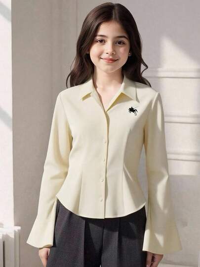 少女休闲百搭简约衬衫，胸前饰有黑色骑士图案，下摆弧形，适合外出、购物、上学、通勤，可搭配夹克、外套、裤子