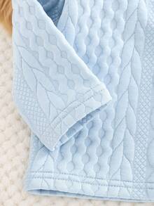 SHEIN Camisa polo de manga larga con jacquard de bloques de color para niños pequeños de otoño/invierno, parte superior de estilo deportivo casual y universitario para niños. Esta camisa polo de punto jacquard para niños pequeños presenta un diseño de textura única y una combinación de colores suaves, lo que la hace perfecta para el uso casual diario. Ya sea paseando por el parque, en reuniones familiares o en salidas de fin de semana, puede mostrar la adorabilidad y el estilo del bebé. - Multicolor - Ver 7