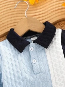 SHEIN Camisa polo de manga larga con jacquard de bloques de color para niños pequeños de otoño/invierno, parte superior de estilo deportivo casual y universitario para niños. Esta camisa polo de punto jacquard para niños pequeños presenta un diseño de textura única y una combinación de colores suaves, lo que la hace perfecta para el uso casual diario. Ya sea paseando por el parque, en reuniones familiares o en salidas de fin de semana, puede mostrar la adorabilidad y el estilo del bebé. - Multicolor - Ver 6