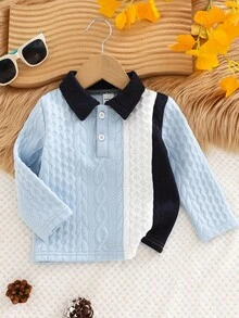 SHEIN Camisa polo de manga larga con jacquard de bloques de color para niños pequeños de otoño/invierno, parte superior de estilo deportivo casual y universitario para niños. Esta camisa polo de punto jacquard para niños pequeños presenta un diseño de textura única y una combinación de colores suaves, lo que la hace perfecta para el uso casual diario. Ya sea paseando por el parque, en reuniones familiares o en salidas de fin de semana, puede mostrar la adorabilidad y el estilo del bebé. - Multicolor - Ver 5