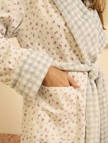 Aralina 秋冬双面可爱柔软磨毛格纹面料睡袍，撞色碎花印花系带款，蓬松舒适，适合度假、感恩节、情人节、圣诞节等节日穿着，时尚保暖，温馨可爱。 - 彩色 - 查看 3