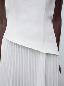 Maija Vestido blanco sin tirantes con cintura ajustada, plisado y corte evasé con abertura, diseño elegante y minimalista, vestido blanco clásico cómodo y versátil para salidas - Blanco - Ver 8