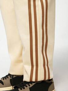 SHEIN 1 Stück lässige, gerade geschnittene Khaki Skateboard Hose für Jungen im Teenager-Alter mit braunen gewebten Streifen an der Seite, hochgeschnittenes gerades Beindesign schmeichelt der Figur und verlängert die Beine. Elastischer Bund für einfaches An- und Ausziehen, geeignet für verschiedene Anlässe wie tägliche Ausflüge, Freizeitsport oder Treffen, kann mit verschiedenen Oberteilen kombiniert werden, um deinen vielseitigen Stil und einzigartigen Charme zu zeigen.