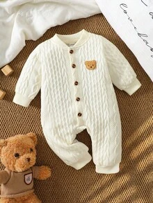 SHEIN Vintaside Kids 男婴北欧风连体衣，米色3D立体针织连体衣，木扣开衫饰有小熊刺绣，婴儿无缝秋冬套装，罗纹裤脚，简约基础款婴儿秋冬服装 - 杏色 - 查看 7