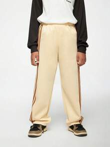 SHEIN 1 Stück lässige, gerade geschnittene Khaki Skateboard Hose für Jungen im Teenager-Alter mit braunen gewebten Streifen an der Seite, hochgeschnittenes gerades Beindesign schmeichelt der Figur und verlängert die Beine. Elastischer Bund für einfaches An- und Ausziehen, geeignet für verschiedene Anlässe wie tägliche Ausflüge, Freizeitsport oder Treffen, kann mit verschiedenen Oberteilen kombiniert werden, um deinen vielseitigen Stil und einzigartigen Charme zu zeigen.