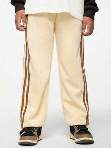 SHEIN 1 Stück lässige, gerade geschnittene Khaki Skateboard Hose für Jungen im Teenager-Alter mit braunen gewebten Streifen an der Seite, hochgeschnittenes gerades Beindesign schmeichelt der Figur und verlängert die Beine. Elastischer Bund für einfaches An- und Ausziehen, geeignet für verschiedene Anlässe wie tägliche Ausflüge, Freizeitsport oder Treffen, kann mit verschiedenen Oberteilen kombiniert werden, um deinen vielseitigen Stil und einzigartigen Charme zu zeigen.