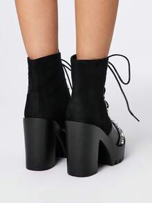 ROMWE Grunge Punk Botas altas de tacón grueso con diseño de hebilla, puntera redonda, estilo gótico, de tacón alto, de gamuza y PU, en color negro, adecuadas para fiestas, uso diario y eventos de noche - Negro - Ver 5