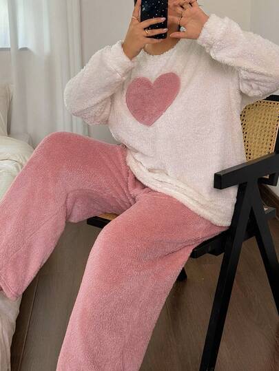 SHEIN Conjunto de pijama de 2 piezas de mujer talla grande con top de manga larga de cuello redondo y pantalones, de felpa gruesa y suave con doble cara, bordado con corazones rosas, ropa de estar por casa y exterior, cálida y cómoda para otoño e invierno