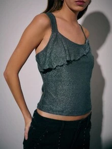 Nöista Top ajusté métallique noir avec un col asymétrique et un détail de volant subtil, une pièce frappante pour sortir qui apporte de l'éclat et un style élégant ; idéal à associer avec un jean brillant ou une jupe à paillettes pour des looks de fête glamour, et un élément essentiel remarquable pour les tenues festives d'hiver, les célébrations de Noël et les événements du Nouvel An. - Gris - Voir 1