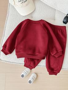 SHEIN 2 件套幼儿/婴儿男孩/女孩秋冬装，圆领插肩袖运动衫上衣和慢跑裤运动服，舒适休闲日常基本款运动街头服饰，适合室内、户外、日常穿着、运动、玩耍、派对、拍照、度假、返校 - 酒紅色 - 查看 2
