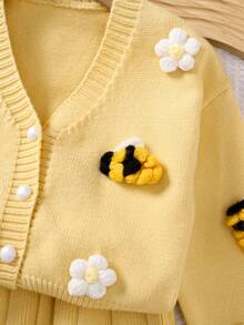 SHEIN Playful Pals Young Girl Casual, Fashionable And Cute Yellow Cardigan With Flowers And Bees And Knitted Pleated Skirt Two-Pieces Set, Soft And Comfortable, Suitable For Daily Scenes, Scenes, Travel Scenes - Yellow - View 11