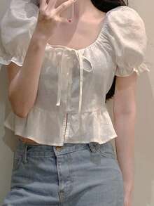 DAZY Frauen Bluse mit gerüschtem Kragen, gerüschtem Saum und taillierter Taille, Kurzarm