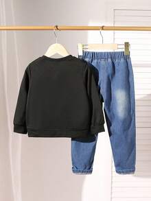 SHEIN 2 件套年轻男孩休闲时尚简约加州十字字母图案黑色圆领运动衫和牛仔裤套装，秋季服装套装 - 黑色 - 查看 2