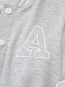 SHEIN Explorewe Bộ 2 món cho bé trai - Áo len dệt kim màu đen có tay áo màu trắng và in chữ "A" ở phía trước, kết hợp với quần nỉ in họa tiết phù hợp. Cổ áo, tay áo và gấu áo có gân tạo sự thoải mái. Thường ngày, thể thao, phù hợp mặc hàng ngày vào mùa xuân/thu, đi học, du lịch - Nhiều màu - Xem 8