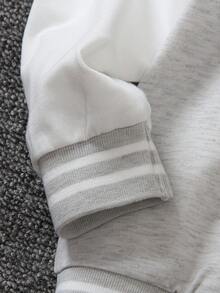 SHEIN Explorewe Bộ 2 món cho bé trai - Áo len dệt kim màu đen có tay áo màu trắng và in chữ "A" ở phía trước, kết hợp với quần nỉ in họa tiết phù hợp. Cổ áo, tay áo và gấu áo có gân tạo sự thoải mái. Thường ngày, thể thao, phù hợp mặc hàng ngày vào mùa xuân/thu, đi học, du lịch - Nhiều màu - Xem 4