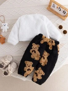 SHEIN 2 Stücke Baby Mädchen Herbst/Winter Mode süßer Streetstyle weiße flauschige Rundhals Langarmbluse mit Panda Abzeichen Dekor, kombiniert mit bedruckter schwarzer Bär Fellhose Set, geeignet für Zuhause Fotoshootings und Schule