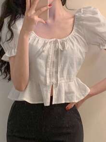 DAZY Frauen Bluse mit gerüschtem Kragen, gerüschtem Saum und taillierter Taille, Kurzarm