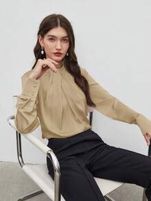 BizChic Áo sơ mi nữ màu kaki cổ xếp ly, kiểu dáng hiện đại, thanh lịch, phù hợp cho công sở, đi làm hàng ngày, lãng mạn, mang hơi hướng thập niên 90, thích hợp cho Giáng sinh, Năm mới, Ngày Valentine, tiệc tùng, đi biển, lễ tốt nghiệp, thời trang, lễ hội, kỳ nghỉ, dễ phối đồ, phù hợp cho khách dự đám cưới, chủ nhà, đi chơi, hẹn hò, tiệc tùng, tụ họp, hòa nhạc, biểu diễn sân khấu, bữa trưa muộn, tiệc trà, sân bay, phong cách nghỉ dưỡng đa năng. - Màu Khaki - Xem 8