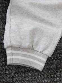 SHEIN Explorewe Bộ 2 món cho bé trai - Áo len dệt kim màu đen có tay áo màu trắng và in chữ "A" ở phía trước, kết hợp với quần nỉ in họa tiết phù hợp. Cổ áo, tay áo và gấu áo có gân tạo sự thoải mái. Thường ngày, thể thao, phù hợp mặc hàng ngày vào mùa xuân/thu, đi học, du lịch - Nhiều màu - Xem 6
