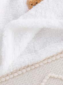 SHEIN 2 Stücke Baby Mädchen Herbst/Winter Mode süßer Streetstyle weiße flauschige Rundhals Langarmbluse mit Panda Abzeichen Dekor, kombiniert mit bedruckter schwarzer Bär Fellhose Set, geeignet für Zuhause Fotoshootings und Schule