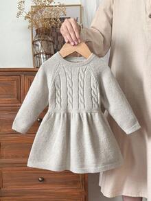 SHEIN Vestido de Tricô para Bebê Menina, Gola Redonda, Manga Raglan, Texturizado, Cintura Elástica, Macio e Elástico, Adequado para Casa, Brincadeiras ao Ar Livre, Outono/Inverno, Cinza Rato - Bege - Visão 12